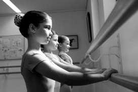 Kinder üben an der Ballettstange