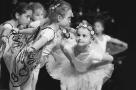 Kinder während einer Ballettaufführung.